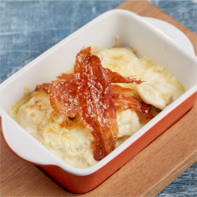 Запеченные равиоли с мясом и сливочным соусом